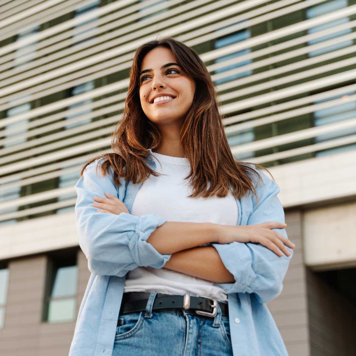 Femme posant devant un immeuble