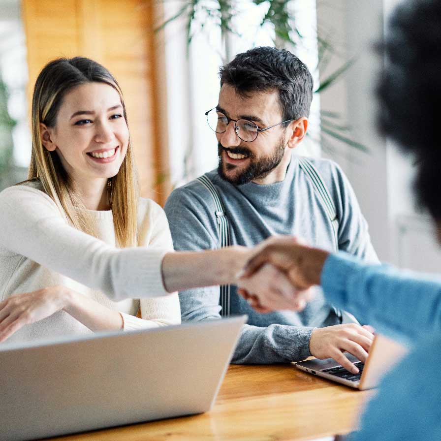 Rendez-vous d'un couple avec leur courtier en assurance
