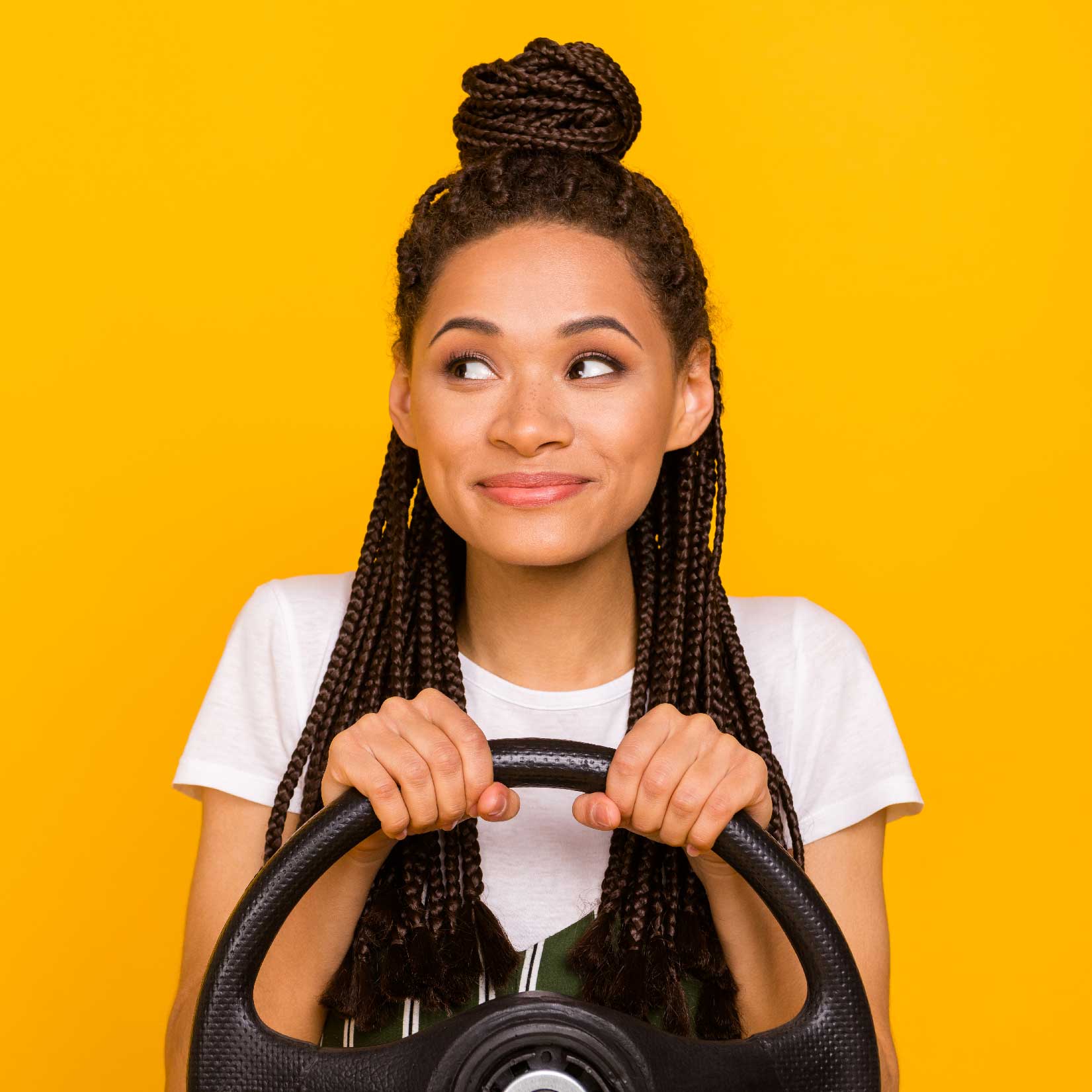 Jeune conductrice tenant un volant de voiture
