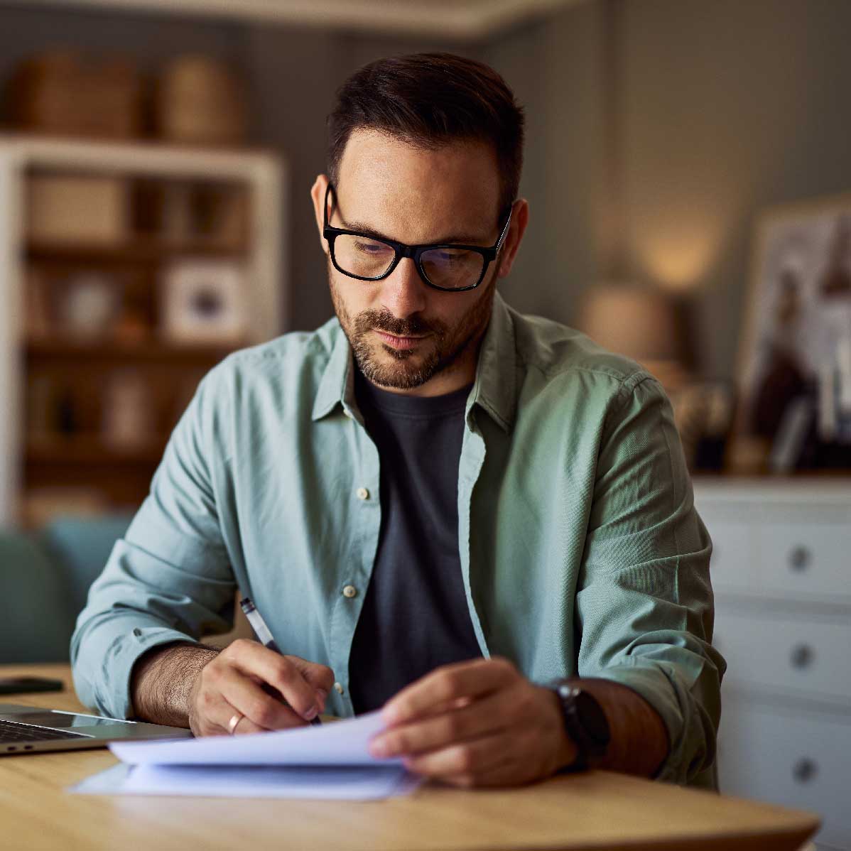 Signature d'un contrat par un homme